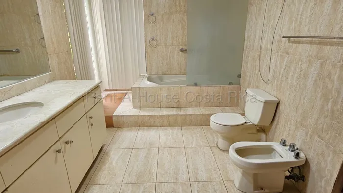 Venta de amplio apartamento con gran potencial de remodelación #27-315 GS in San Rafael, Escazú, San José — $290,000 - Photo 3 of 10
