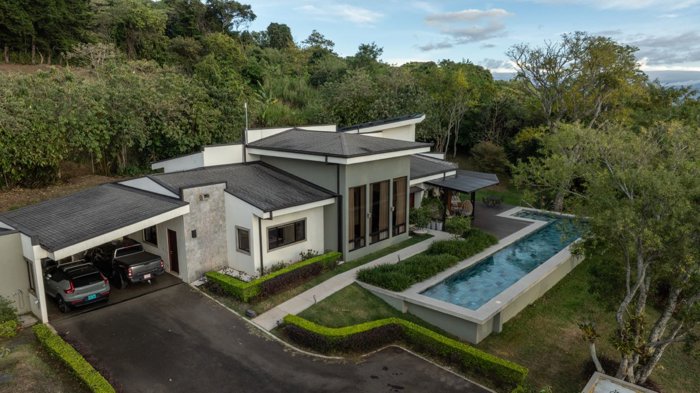 SE VENDE PROPIEDAD DE LUJO EN BARVA DE HEREDIA 5322m2 in Barva, Heredia — $974,000 - Photo 2 of 53