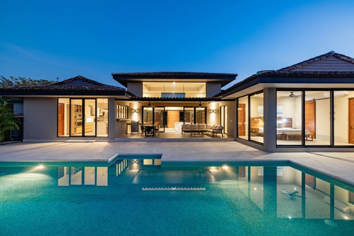 Casa de Lujo Frente al Golf en Hacienda Pinilla con Piscina en Tamarindo, Santa Cruz, Guanacaste — $1,395,000