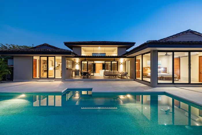 Casa de Lujo Frente al Golf en Hacienda Pinilla con Piscina en Tamarindo, Santa Cruz, Guanacaste — $1,395,000