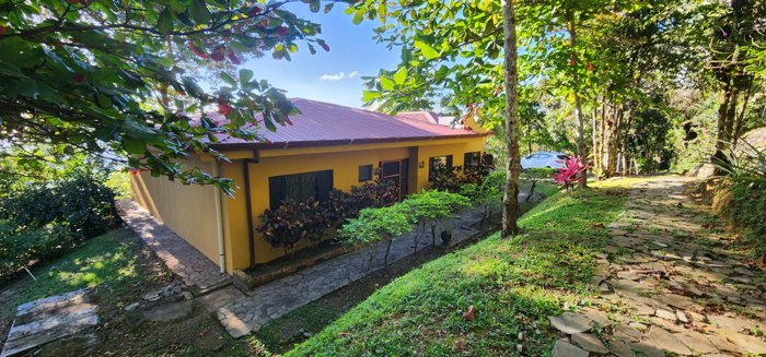 Casa en Maderal con increíbles vistas al océano en San Mateo, Alajuela — $550,000