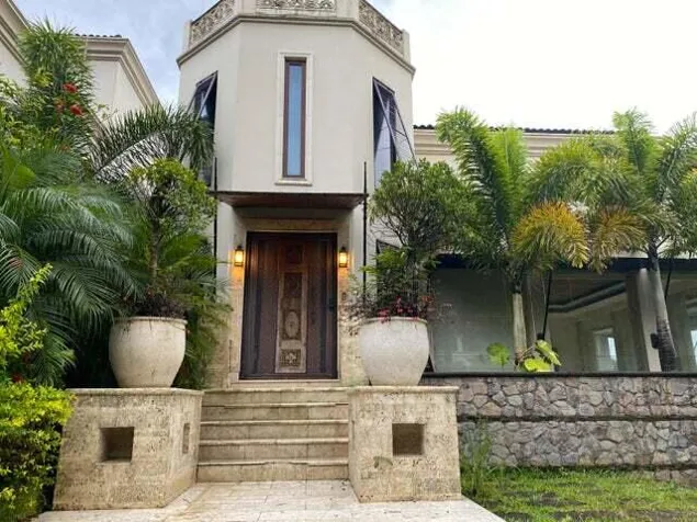 Venta de mansión de ultra lujo con piscina, cine y cava #26-1357 GS en Pozos, Santa Ana, San José — $3,000,000