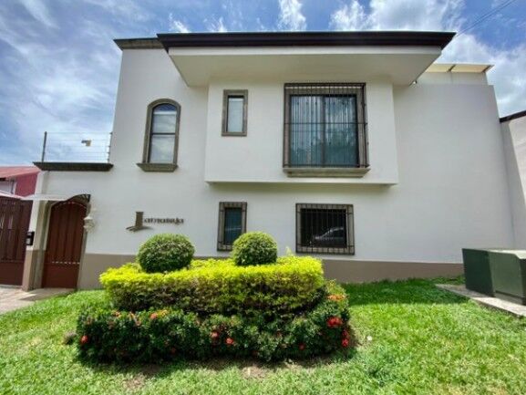Bella casa en venta Santa Ana Centro en Santa Ana, San José — ₡ 90 000 000