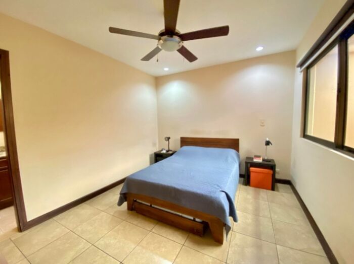 Vida Urbana y Confort: Casa de 3 Habitaciones + Ático en Centro de Santa Ana en Santa Ana, San José — $197,000