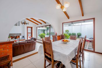 Casa de Una Planta con Piscina en Venta en Trejos Montealegre en San Rafael, Escazú, San José — $475,000 - Foto 2 de 21