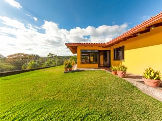 Casa con Amplios Jardines y Vista al Valle Central | Poás, Alajuela