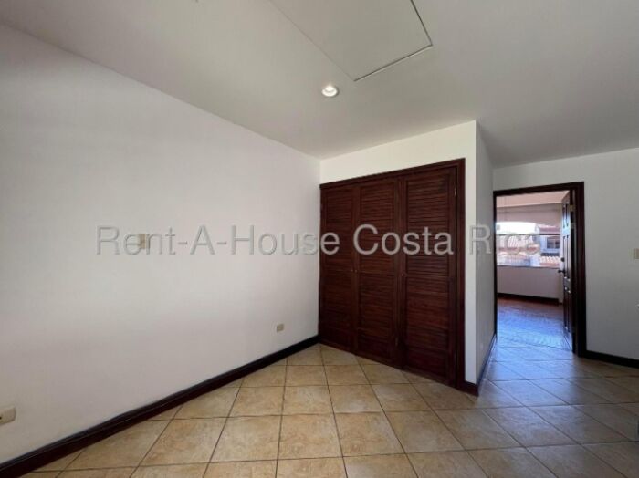Casa en exclusivo condominio con piscina y potencial de ampliación #26-1475 GS en San Rafael, Escazú, San José — $1,950
