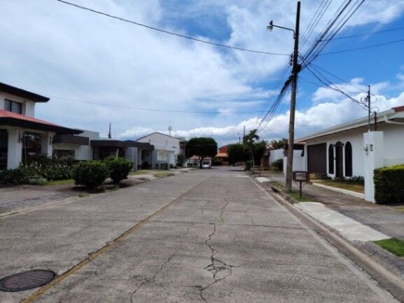 Se vende espaciosa casa con amplio patio en Alajuela 25-1602 en Alajuela — $3,700