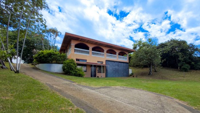 Venta de Casa con apartamento y terreno de uso mixto en  Alajuela in Tambor, Alajuela — ₡ 285 000 000
