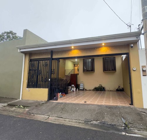 VENTA DE CASA EN RESIDENCIAL VILLA VERDE, LA TRINIDAD DE MORAVIA en La Trinidad, Moravia, San José — ₡ 82 000 000 - Foto 3 de 13