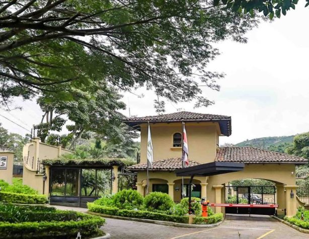 Venta de casa en Curridabat - Condominio El Gregal en Sánchez, Curridabat, San José — $1,200,000