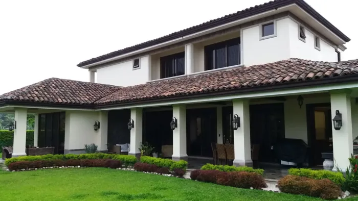 Bella Mansión en Condominio de Lujo Alajuela en San Antonio, Belén, Heredia — $595,000 - Foto 3 de 13