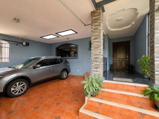 Casa de Lujo en Venta en Condominio Francosta | 3 Niveles y Jardín en San Pablo, Heredia — ₡ 165 000 000 - Foto 2 de 20