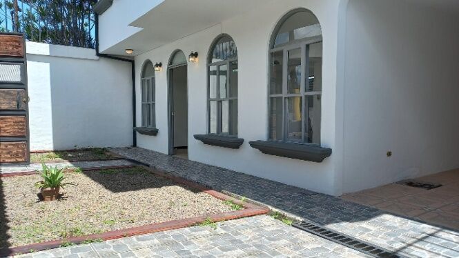  Encanto Colonial a Minutos de San José – Espacios Amplios para Vivir o Emprender in Mercedes, Montes De Oca, San José — $254,000