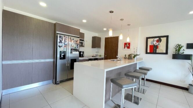 Venta de Apartamento en Escazú, San José.  in San Rafael, Escazú, San José — $270,000