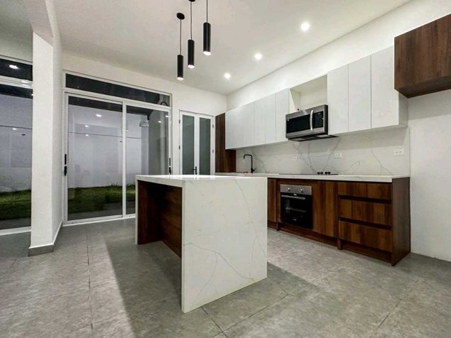 VENDO MODERNA CASA EN HEREDIA en Heredia — $2,000 - Foto 2 de 47