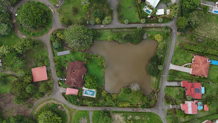 Propiedad de Lujo con Lago Privado, Piscina y Ubicación Privilegiada en Parrita, Puntarenas — $1,485,000 - Foto 2 de 61