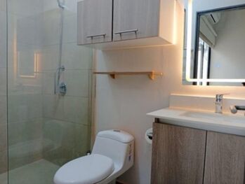 Se alquila espaciosa casa en condominio de Lindora 26-429 en Pozos, Santa Ana, San José — $1,600 - Foto 4 de 18