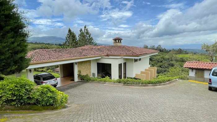 CASA CON AMPLIO TERRENO Y VISTA PANORÁMICA EN CABUYAL DE POÁS in San Juan, Poás, Alajuela — ₡ 350 000 000