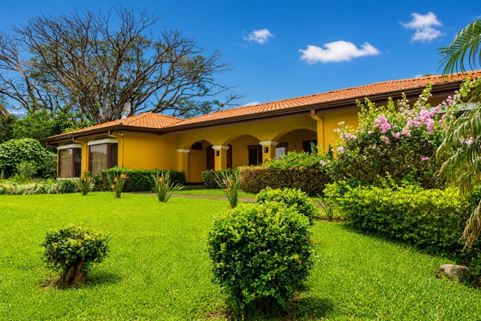 VENTA PROPIEDAD AMUEBLADA USO DE SUELO PARA RESIDENCIA DE ADULTO MAYOR in Colón, Mora, San José — $1,600,000 - Photo 2 of 30