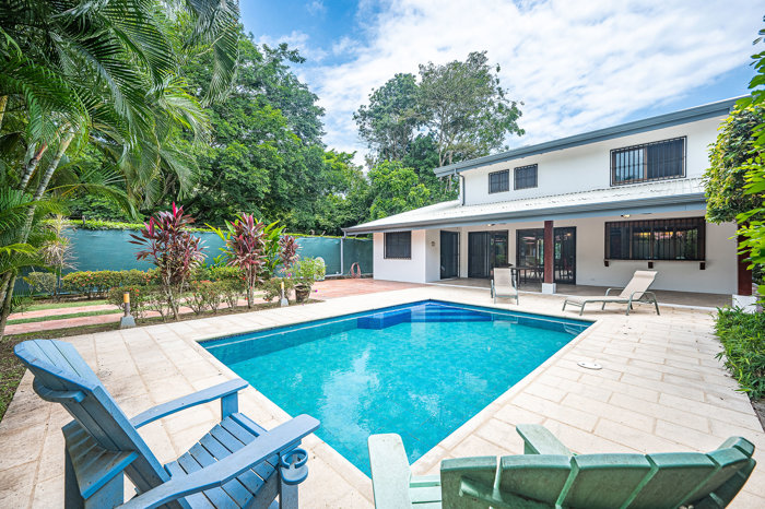 Moderna casa costera de 3 dormitorios cerca de Los Sueños Resort en Jacó, Garabito, Puntarenas — $350,000