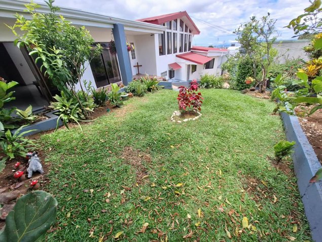 Propiedad Residencial y Comercial con Casa y Apartamento en Heredia — $457,000