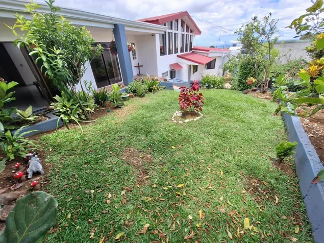 Propiedad Residencial y Comercial con Casa y Apartamento en Heredia — $457,000
