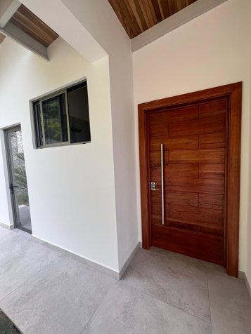 Propiedad moderna con casa de huéspedes y vistas en Atenas in Atenas, Alajuela — $825,000 - Photo 3 of 27