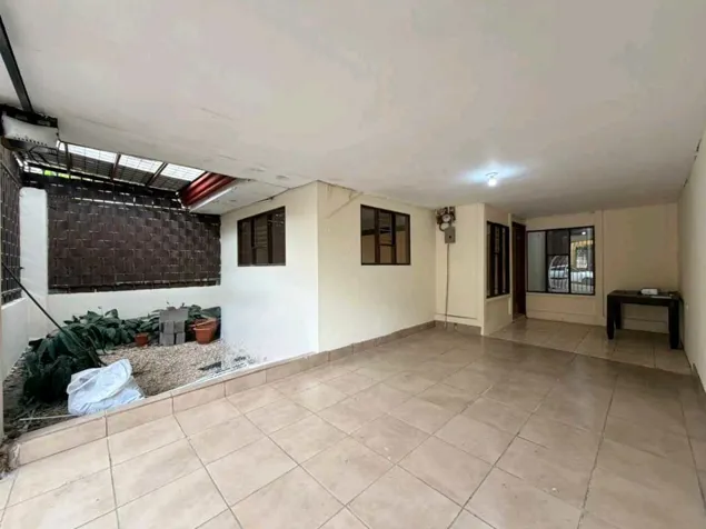 ¡¡GANGA!! CASA EN RESIDENCIAL LLANOS DEL SOL. en Pavas, San José — ₡ 75 000 000