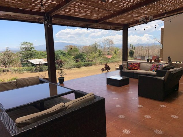 Grande casa moderna con diseños coloniales in Atenas, Alajuela — $625,000