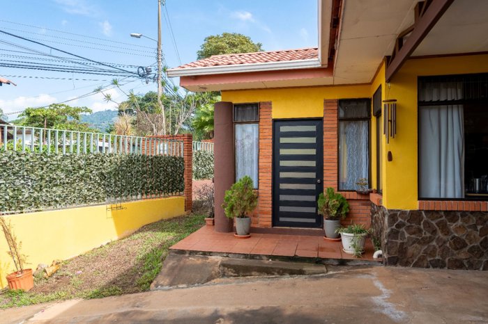 Home with a View of the Valley, 10 Minutes from the Center of Atenas en Mercedes, Atenas, Alajuela — $1,200