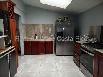 SE VENDE CASA EN MATA DE PLÁTANO GUADALUPE SJ in Mata de Plátano, Goicoechea, San José — $168,400 - Photo 4 of 35