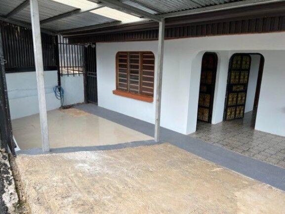 Venta de Cómoda Casa en Atena, Alajuela / Mls.  26-694 OFC JB en Atenas, Alajuela — $100,000