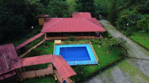 AMPLIA CASA CAMPESTRE CON PISCINA Y 1 HECTÁREA EN SANTA ELENA in San Isidro De El General, Pérez Zeledón, San José — $650,000