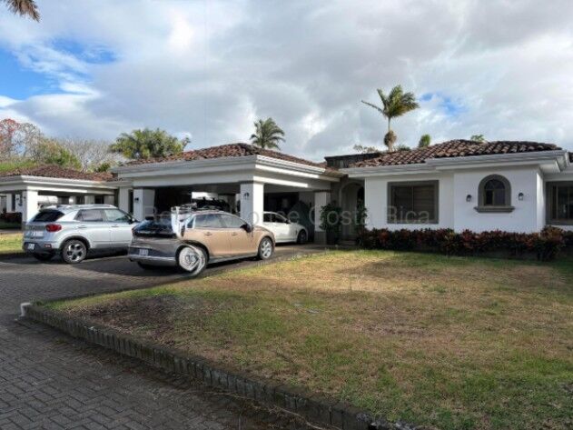 Hermosa casa de una planta con jardín en exclusivo condominio #26-1494 GS en San Antonio, Belén, Heredia — $485,000
