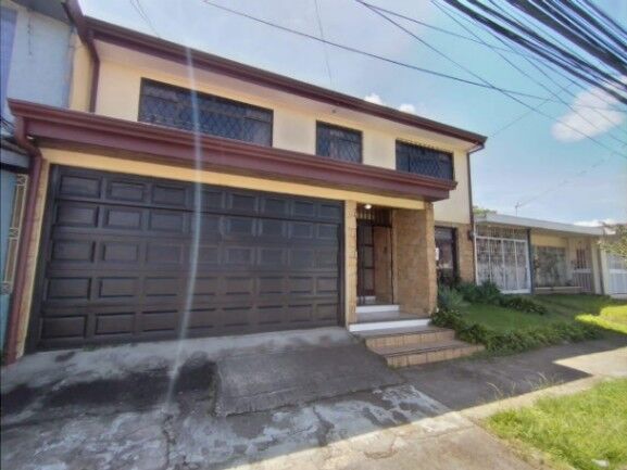 Se vende espaciosa casa para inversión en Yoses Sur 23-305 en Zapote, San José — $275,000