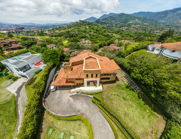 VENTA DE CASA EN VILLA REAL SANTA ANA in Pozos, Santa Ana, San José — $1,299,000