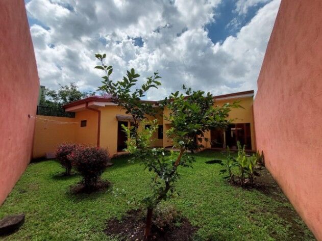 CASA EN VENTA, ESCAZÚ, $250.000 COD#25-1807 in Escazú, San José — $250,000