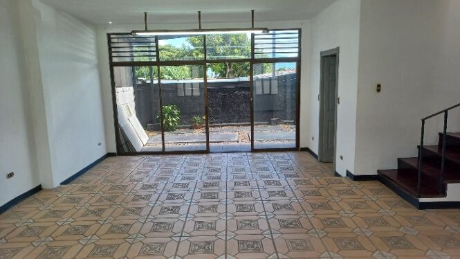  Encanto Colonial a Minutos de San José – Espacios Amplios para Vivir o Emprender in Mercedes, Montes De Oca, San José — $254,000