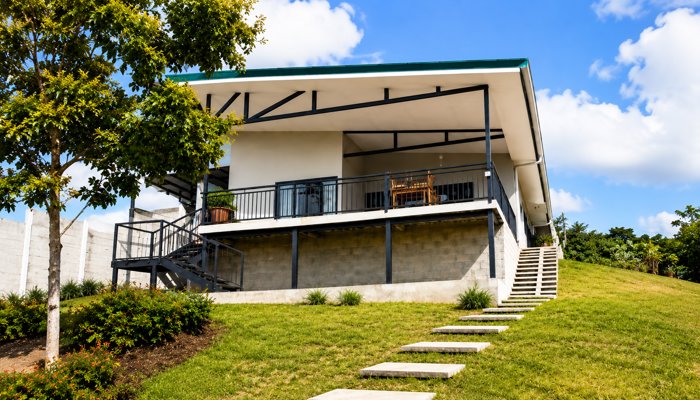Moderna casa con lindas vistas a las montañas en Naranjo in Candelaria, Palmares, Alajuela — $179,000