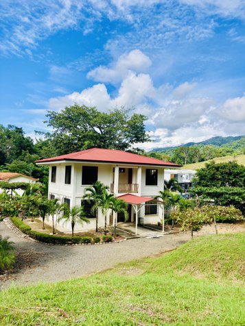 Venta de una hectárea con vivienda principal en Herradura en Jacó, Garabito, Puntarenas — $415,000
