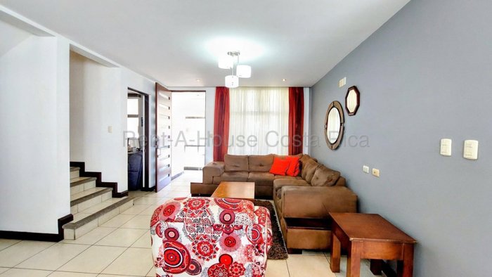 Casa de 4 habitaciones en Ciudad Colon con 240 de terreno en Colón, Mora, San José — $230,000