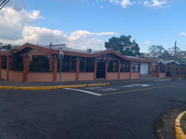 FULL FURNISHED SE ALQUILA  CASA  UN NIVEL EN LA FAVORITA ROHRMOSER in Pavas, San José — $2,500