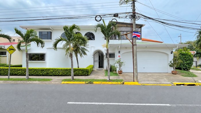 Casa de 305 m² en venta en Ciudad Cariari in Ulloa, Heredia — $310,000