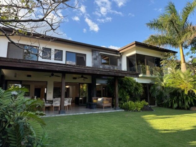 Venta de Espectacular Casa en Alajuela / Mls. 25-1198 OFC JB en Guácima, Alajuela — $850,000