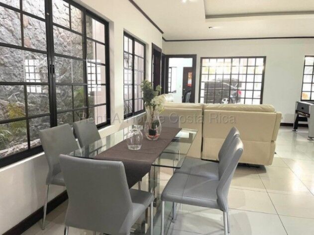 Venta de Casa de Lujo en Santo Domingo de Heredia. in San Vicente, Santo Domingo, Heredia — ₡ 325 000 000