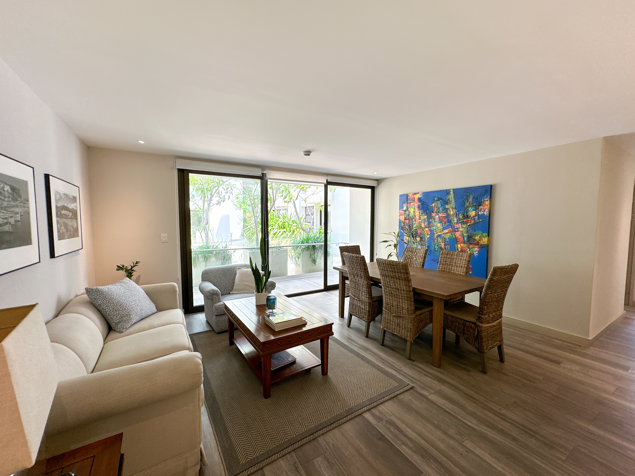 Venta de amplio apartamento con excelente ubicación en Santa Ana in Santa Ana, San José — $249,000