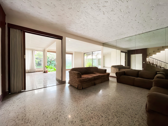 VENTA DE AMPLIA CASA EN BARRIO ESCALANTE – USO DE SUELO MIXTO in Carmen, San José — $568,000 - Photo 2 of 18