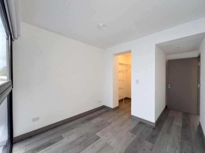 Alquiler de Apartamento en Torre Ser Escalante, San José. RAH 26-666 in Carmen, San José — $1,000