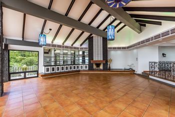 Venta de espectacular mansión con dos residencias en las montañas de Escazú #26-711 GS en San Antonio, Escazú, San José — $1,495,000 - Foto 2 de 10